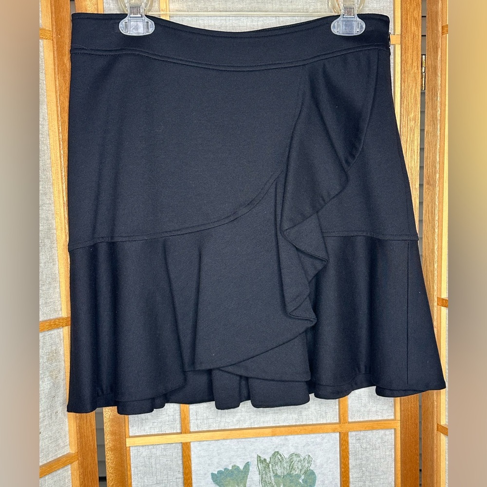 White House Black Market Above The Knee Black Flirty Flounce Skirt Size 6.
